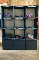 Regalsystem aus schwarzem Karton mit Beleuchtung