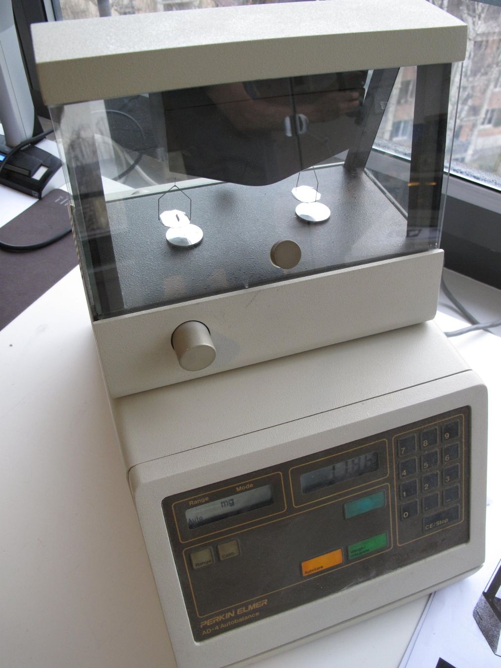 Accessori da laboratorio: Perkin Elmer AD-4 Auto Balance Scale Microwaage – Usato da Zürich venduto da Wyssen2 3