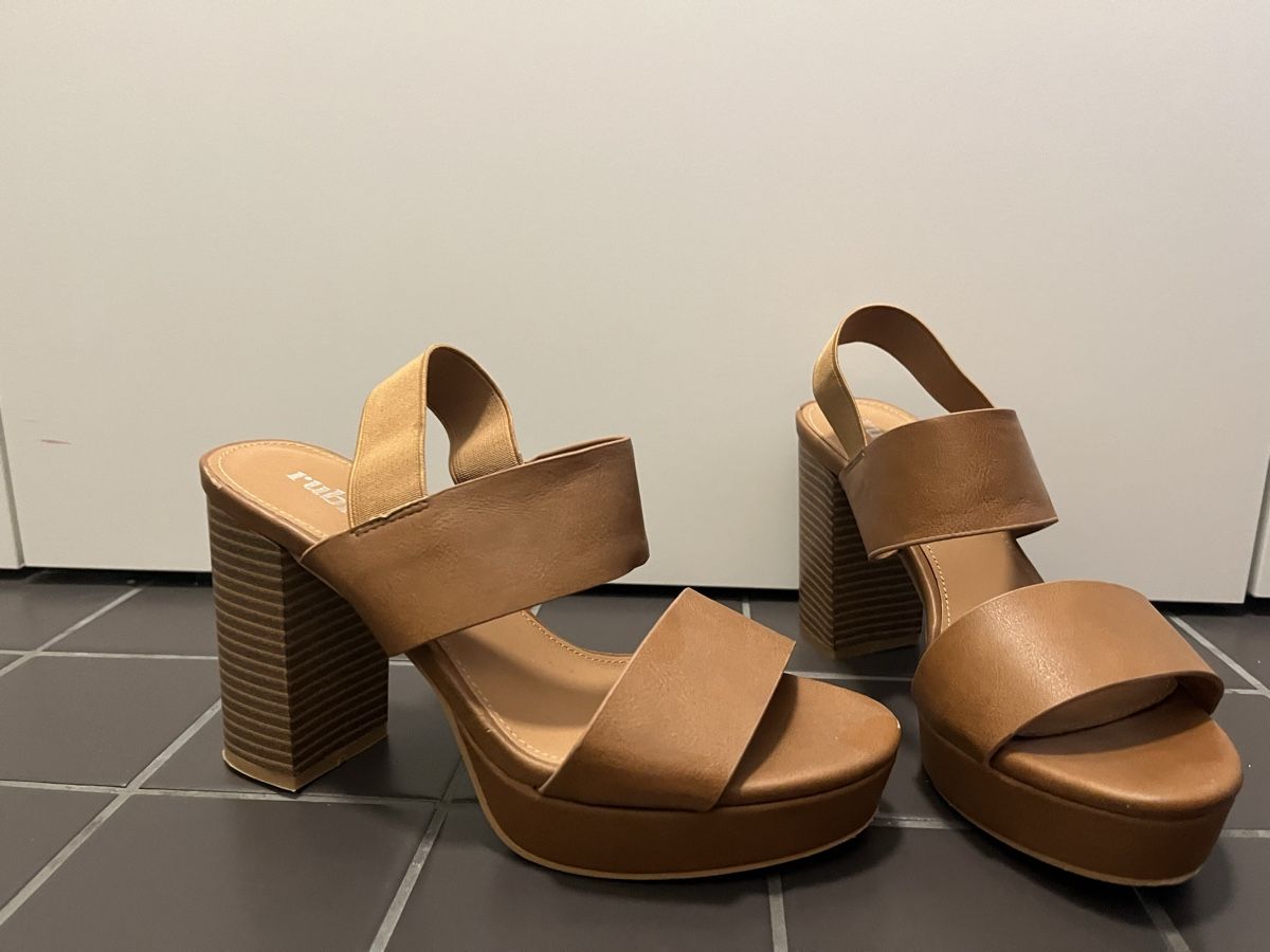 Damenschuhe: Damensandalen Plateau-Absatz – Gebraucht aus Dallenwil von vani_lia 1