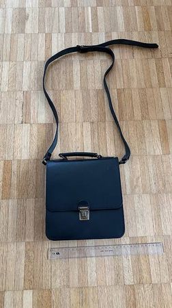 Schwarze Ledertasche