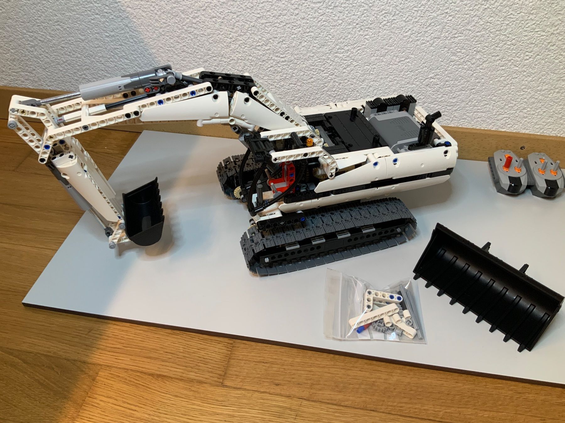 Lego Kit di costruzioni: LEGO Technic 8043 Motorized Excavator White Edition – Nuovo (secondo la descrizione) da Tagelswangen venduto da rotsi