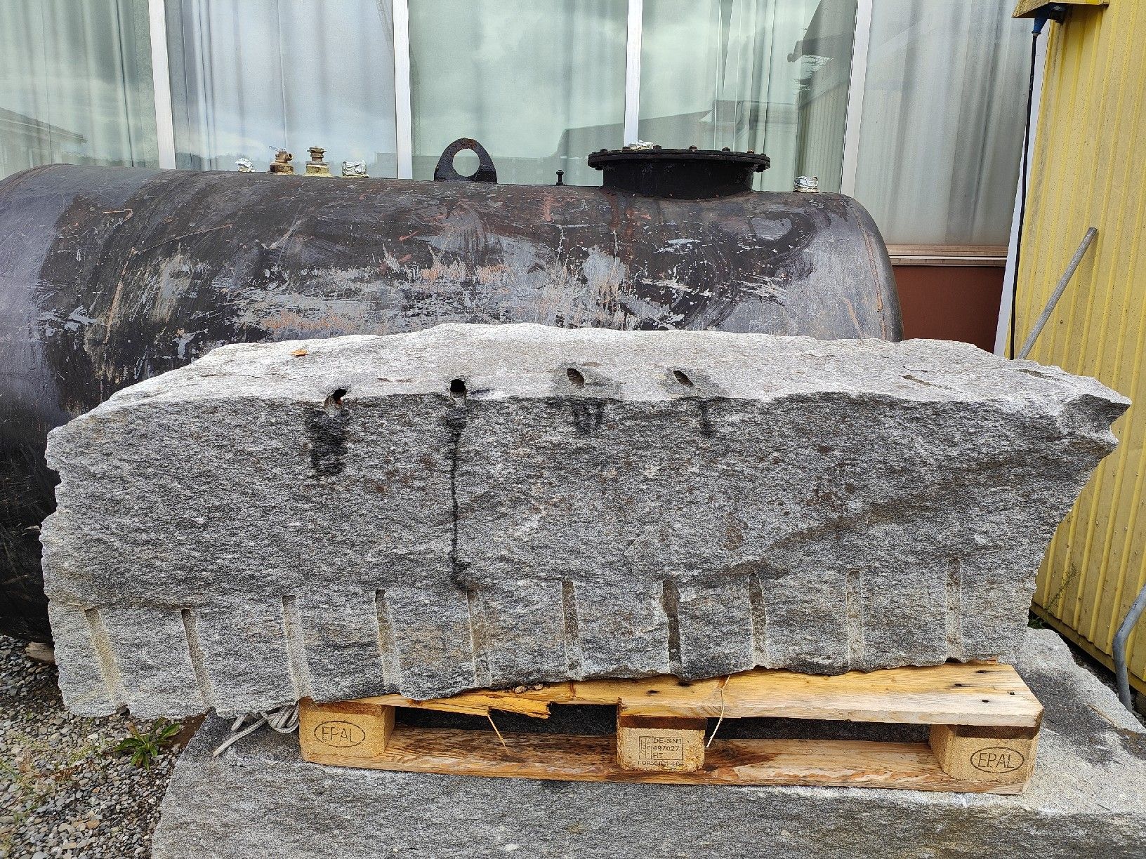 Steine & Dachziegeln: Granit Block 55x50x155cm – Gebraucht aus Aesch LU von Cubic