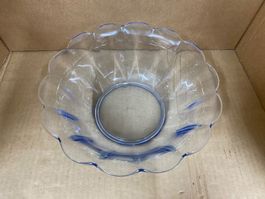 Blaue Glasschale gewellter Rand