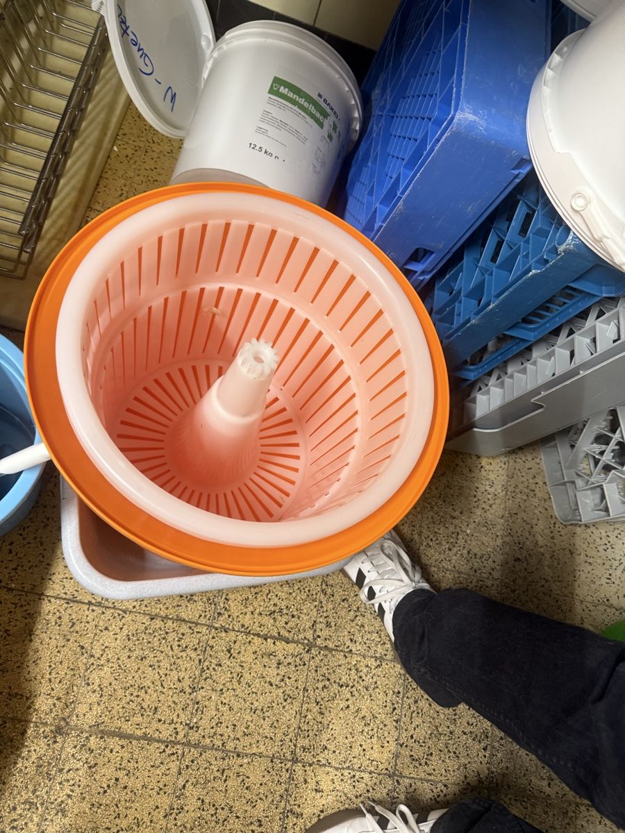 Altro per la casa: Salat - Schleuder Eimer orange Kunststoff neuwertig – Usato da Hermrigen venduto da Paco0411 1