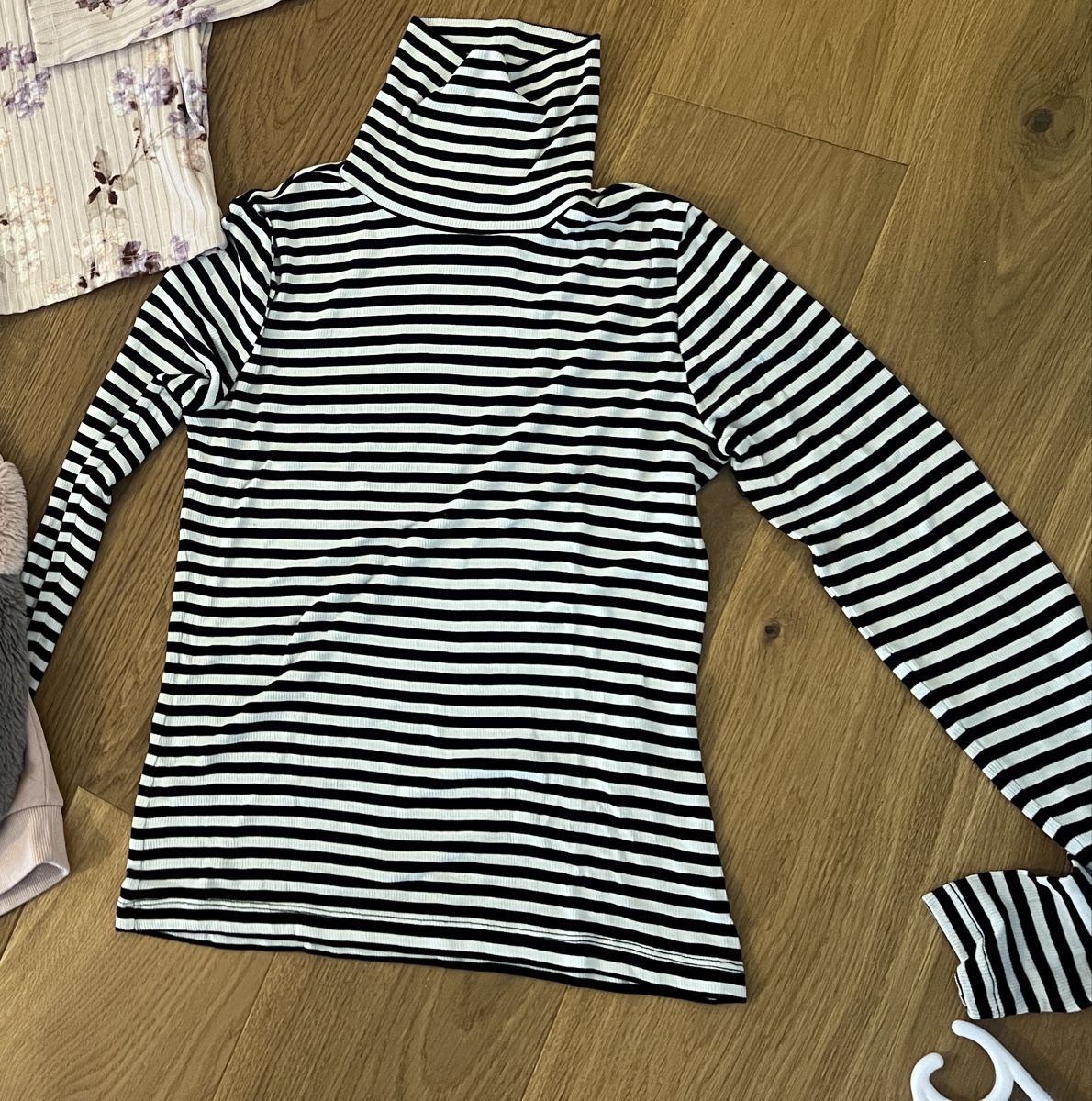 T-shirt: Langarm Rollkragenshirt schwarz-weiss gestreift, Gr. M – Usato da Herzogenbuchsee venduto da jenny.24.01