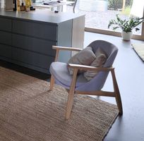 Loungesessel aus Holz mit grauem Polster