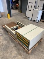 Praktische Werkbank mit Schubladenstock und Schraubstock 