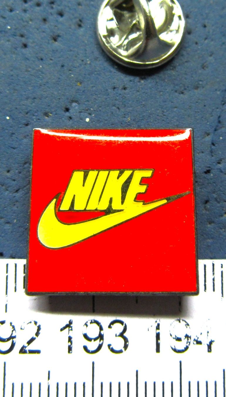 Placchette & Badge: NIKE SPORT PIN KLEIN GLASIERT – Usato da Ettingen venduto da Hausi4711