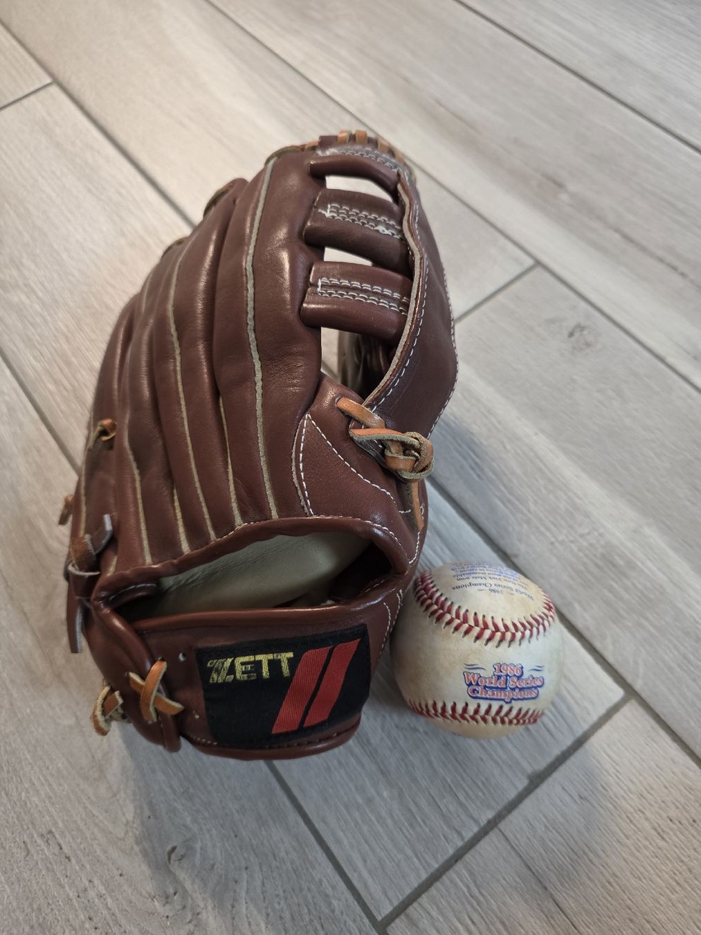 Guanti & manicotti: Baseballhandschuh Zett und Baseball – Usato da Dorf venduto da Echo_Elements