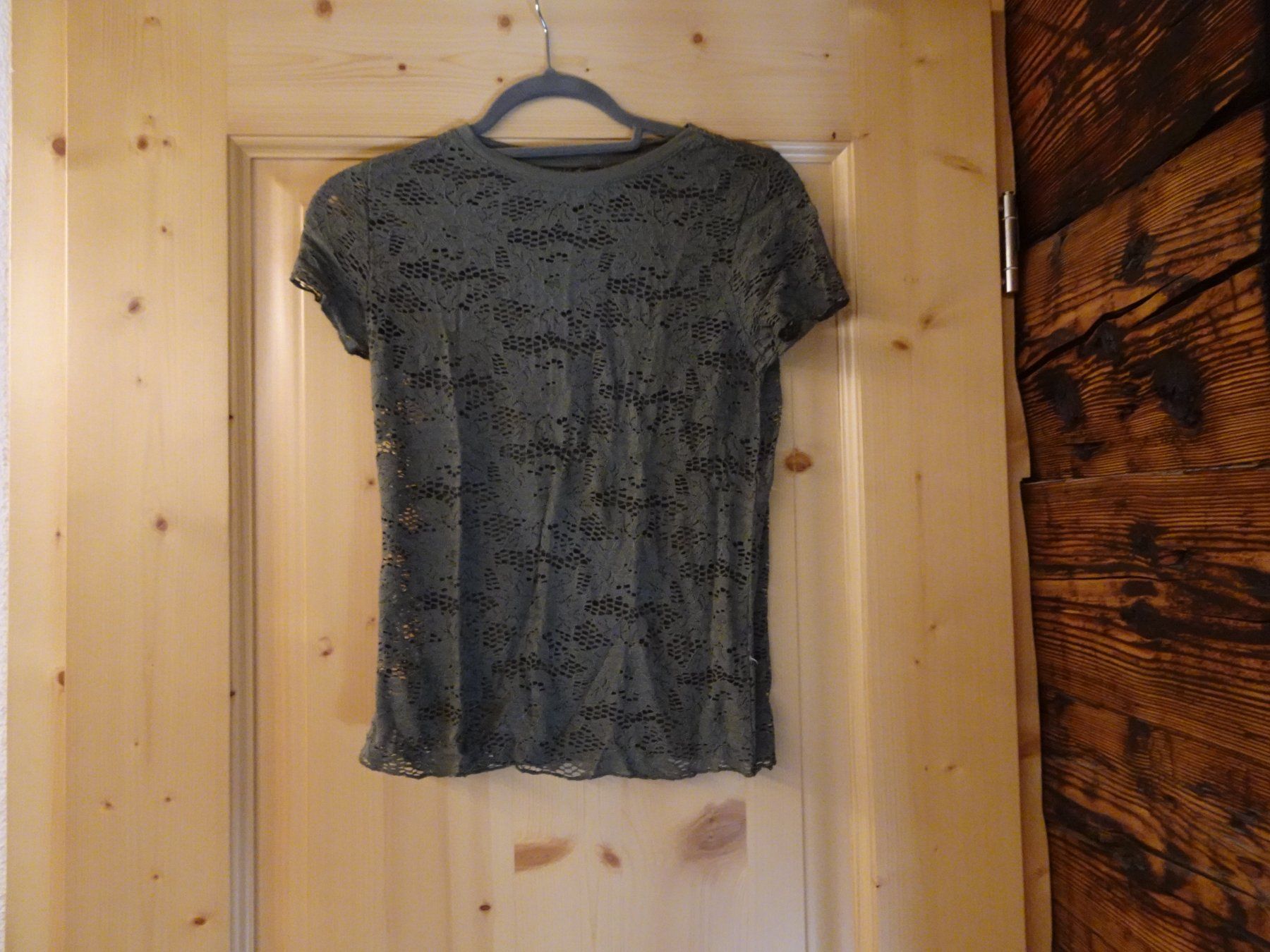 T-Shirts: Olivgrünes Spitzenshirt Gr. XS - 2603149 – Gebraucht aus Küssnacht am Rigi von Good4Deckeli