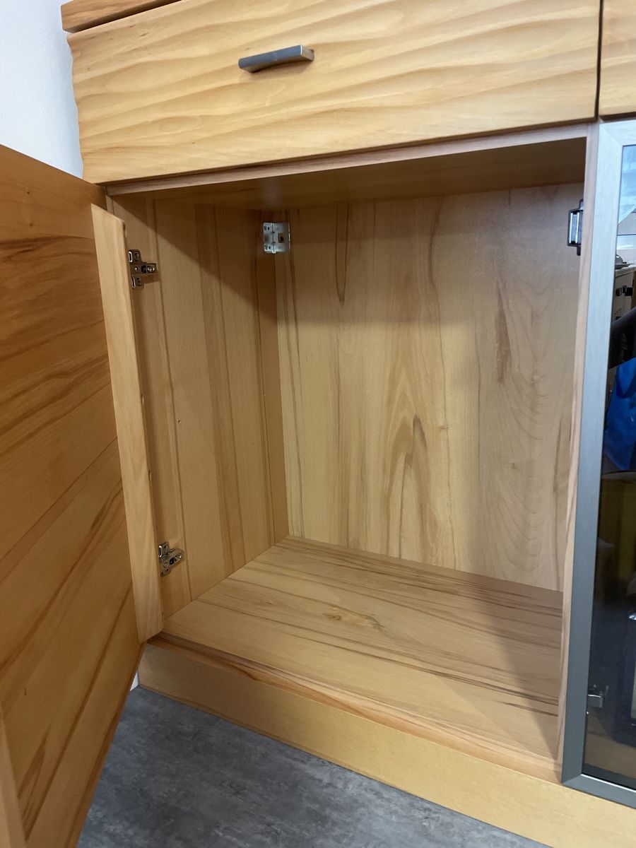 Livique Büffets: Sideboard mit Vitrine Kernbuche teilmassiv – Gebraucht aus Lutzenberg von  7