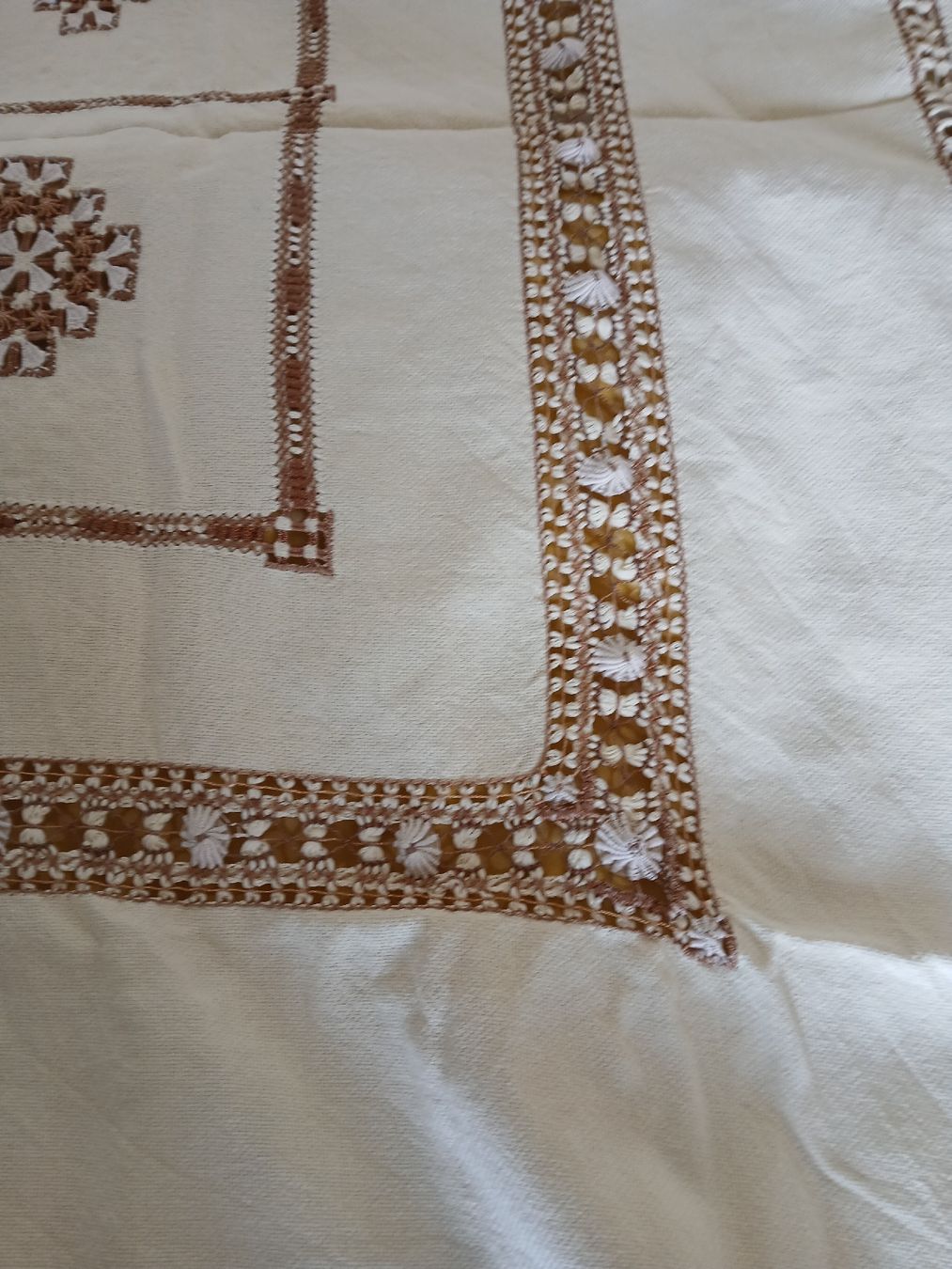 Altra biancheria da tavola: Vintage Embroidered Tablecloth, Handmade, Cream & Brown – Usato da Dübendorf venduto da LoRi-2026 2