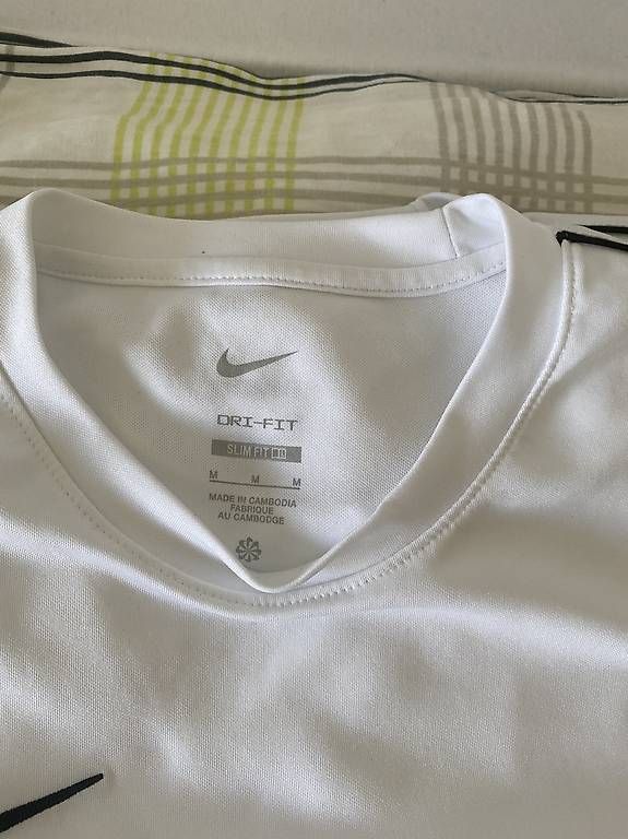 T-shirt: Nike Sport-Tshirts – Usato da Luzern venduto da RabattDealz