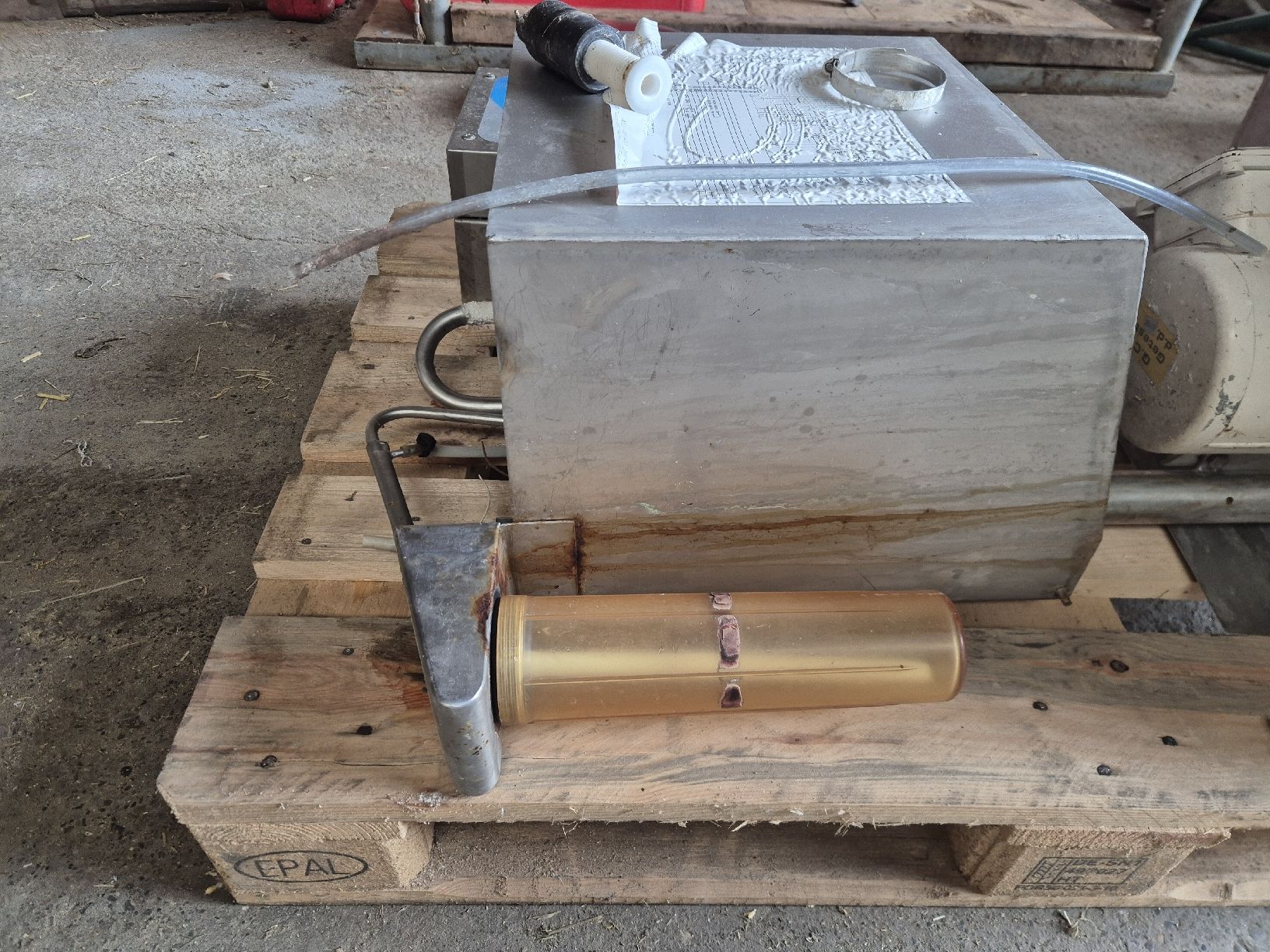 Tecnica di mungitura: Mecotronic Control Box Waschturm Milchtank – Usato da Langrickenbach venduto da LANGENEGGER_FARMS 2