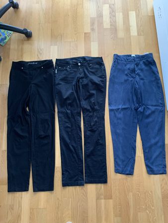 Drei Hosen dünne Jeans , Größe 38, schwarz und blau