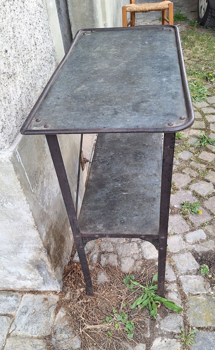Regale: Antiker  Metalltisch/ Regal, Industrial – Gebraucht aus Weinfelden von JoeBaer