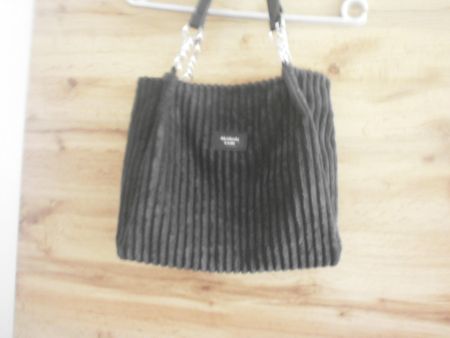 Handtasche aus Cord schwarz gebraucht mit Kettendetail