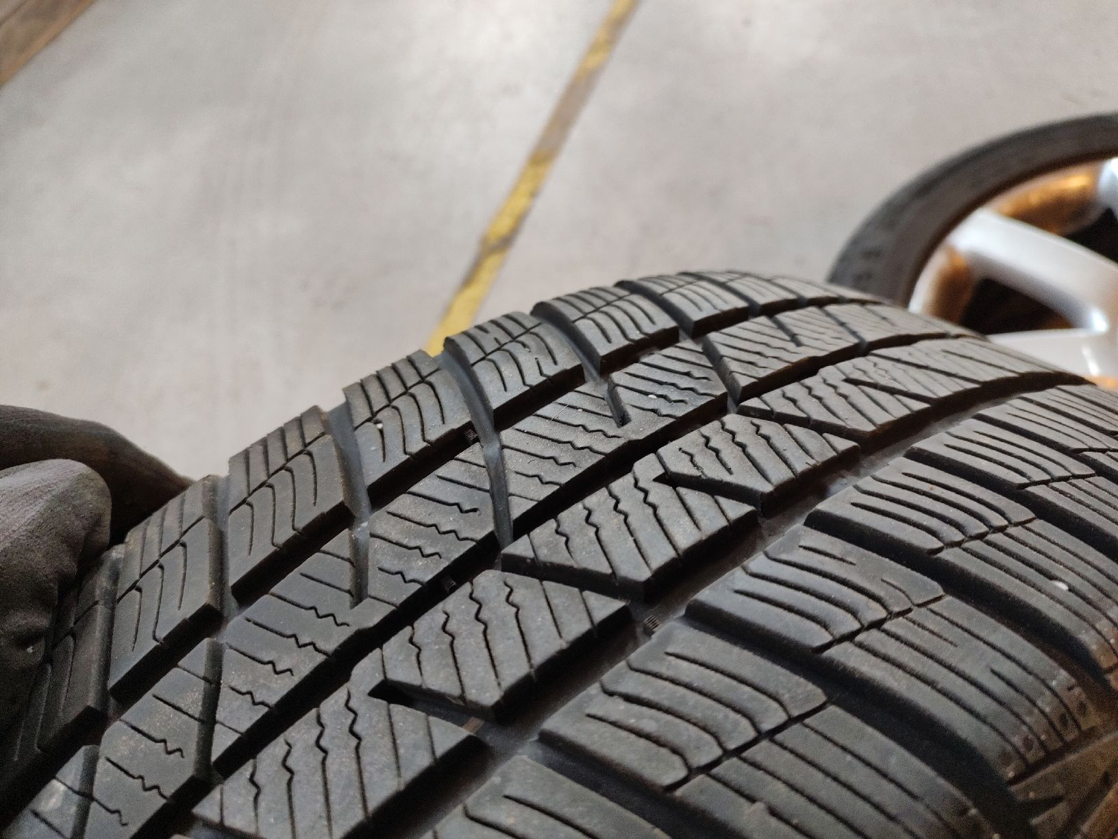 Volkswagen Pneumatici & Ruote complete: Winterräder VW Golf – Usato da Oberuzwil venduto da Auto-Hilber 3
