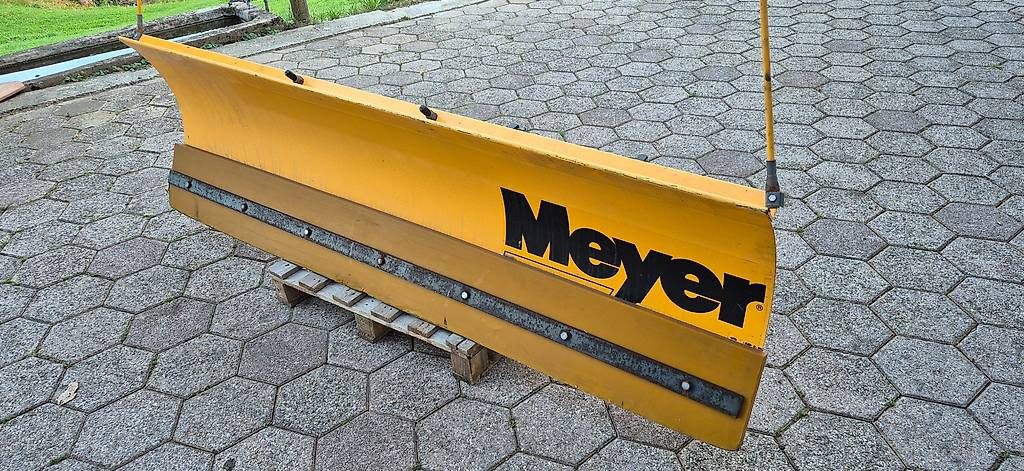 Tracteurs: Schneepflug Mayer 210 breit Land Rover oder Oldtimer Traktor – D'occasion à Egg SZ par Bko1