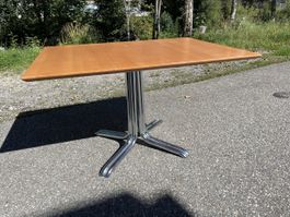 Holz-Tisch, Chromfuss, sehr gut erhalten, für CHF 20.-