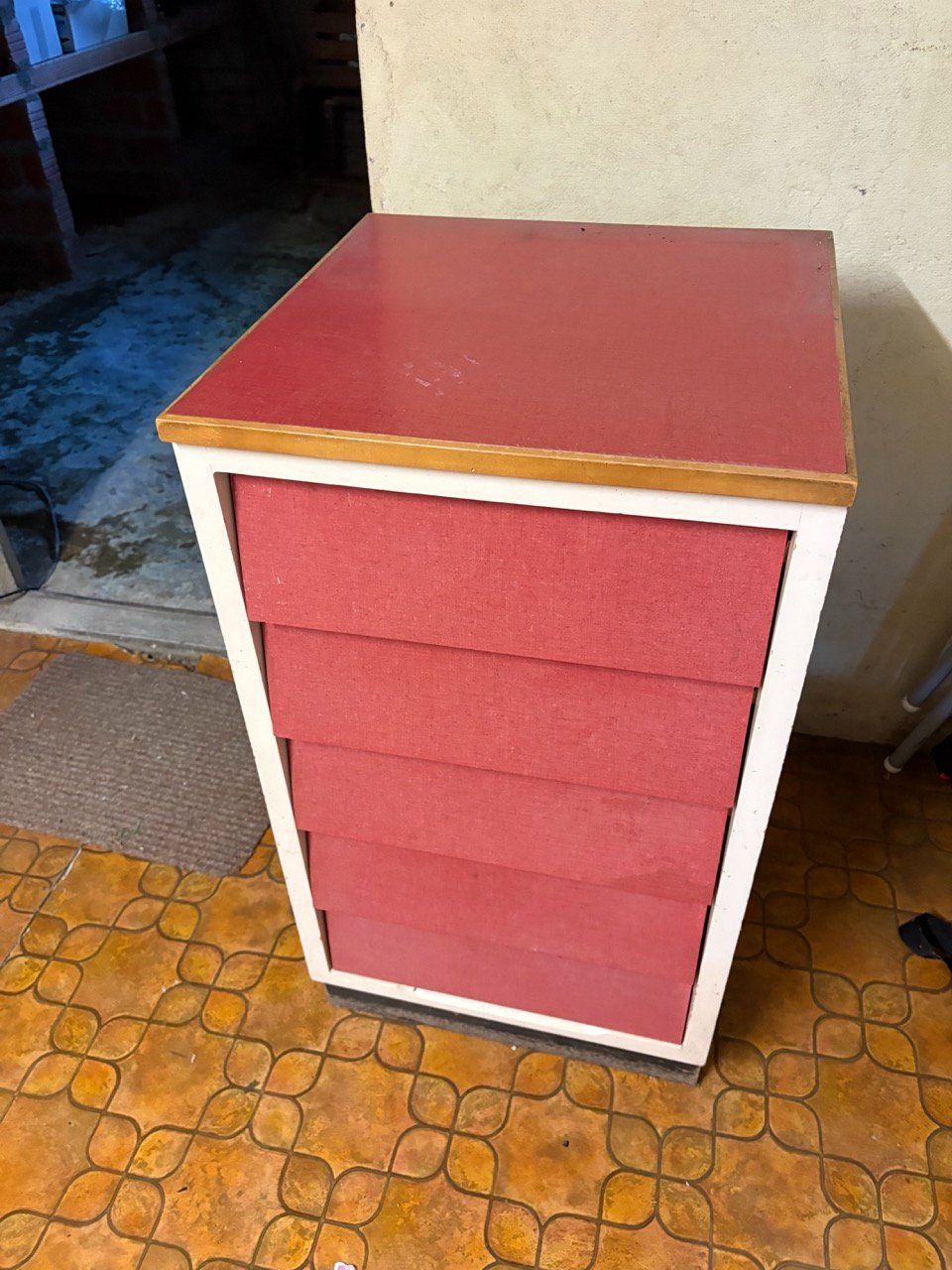 Commodes: Kommode weiss/rot mit 5 Schubladen Vintage – D'occasion à Ins par ab_80