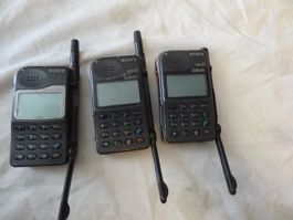 3 STK SONY ANTIK HANDY.NICHT TESTED NICHT LÄÜFT.ALL IM BILD