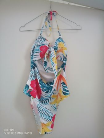 Sommerlicher Badeanzug mit Blumenmuster, Grösse M!