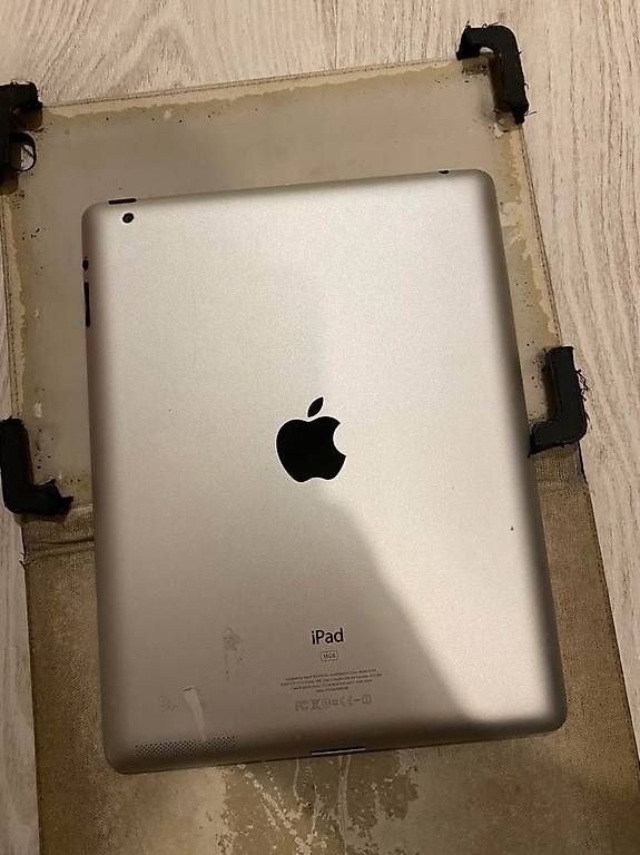 Tablet PC: IPad 16GB – Usato da Collombey venduto da Le69ro 2