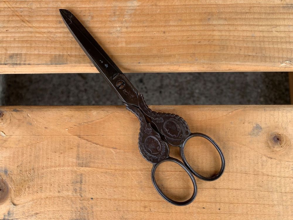 antike Schere mit Kaiserpaar um 1920 (Gebraucht) in Feldbach für CHF 48 ...