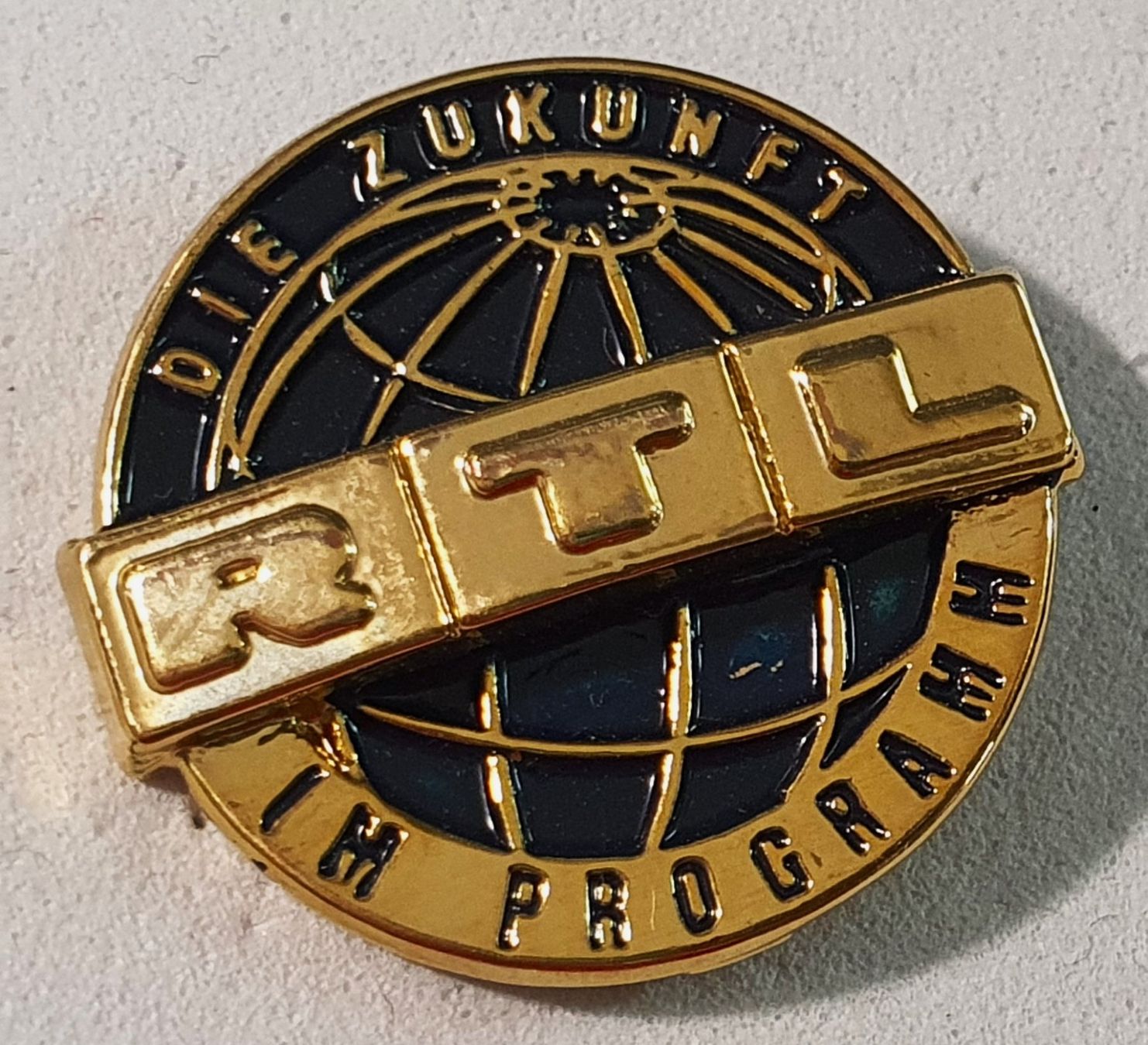 Placchette & Badge: BB010 - 3D Pin Die Zukunft im Programm  RTL Globus – Usato da Reinach BL venduto da Boston-Verkauf