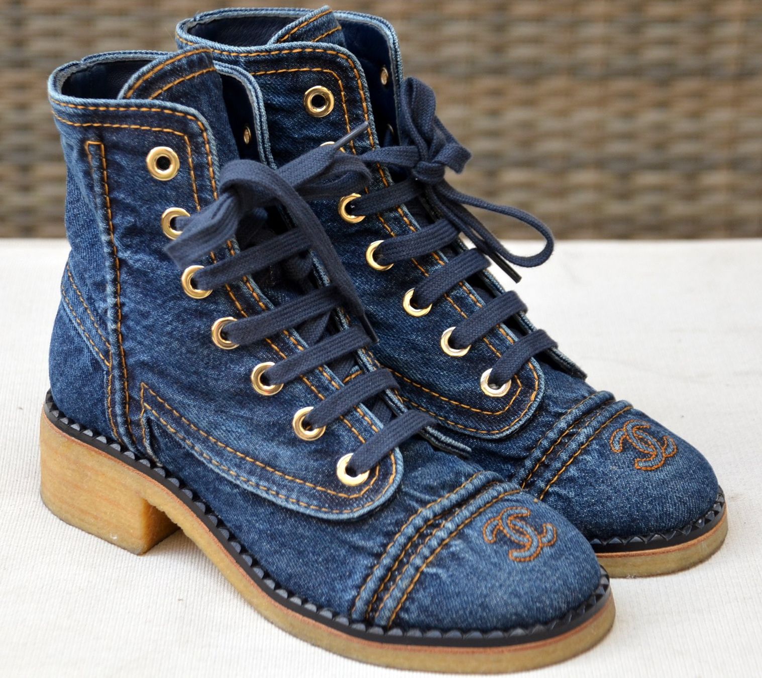 Chanel Scarpe da donna: Boots Chanel  bottines  .36 – Usato da Collonges venduto da Auganien 1