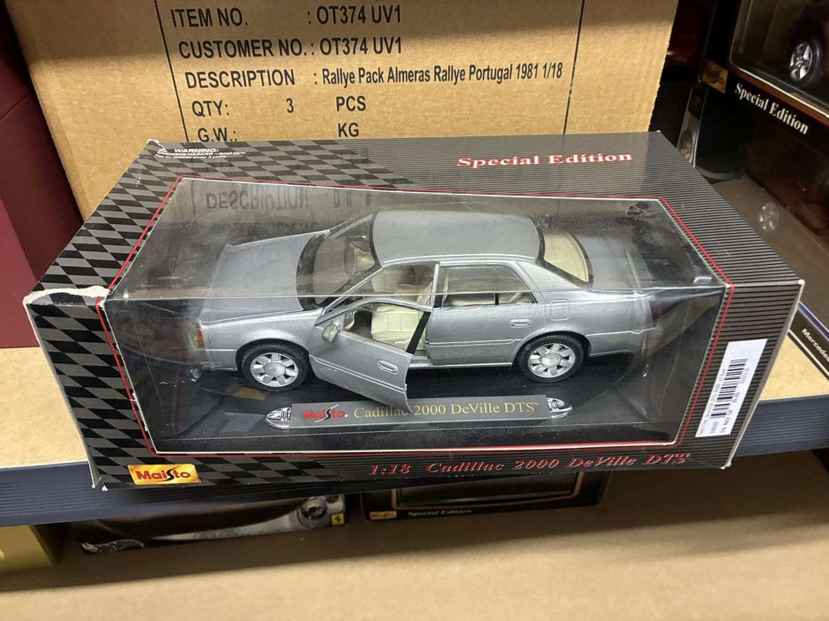 Maisto Modellini d'auto: Maisto Cadillac 2000 DeVille DTS 1:18 Neu – Usato da Wattenwil venduto da Jasa79 1