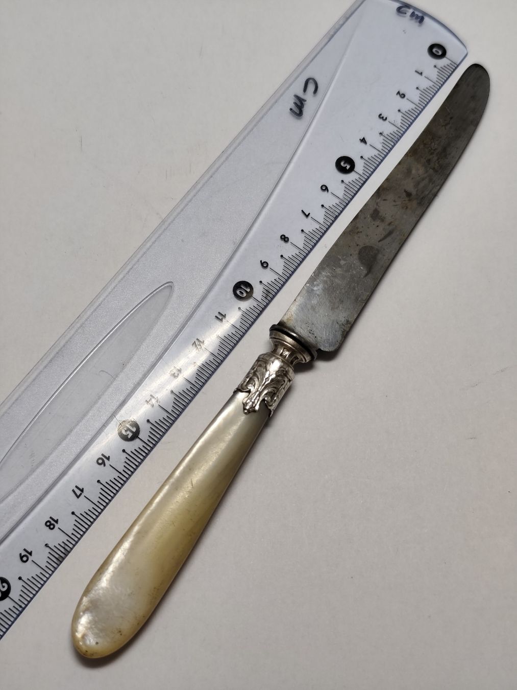 Besteck: Antikes Messer mit Perlmuttgriff & verziertem Silber-Mittelt – Gebraucht aus Châtelaine von Tropic.Watch2 3