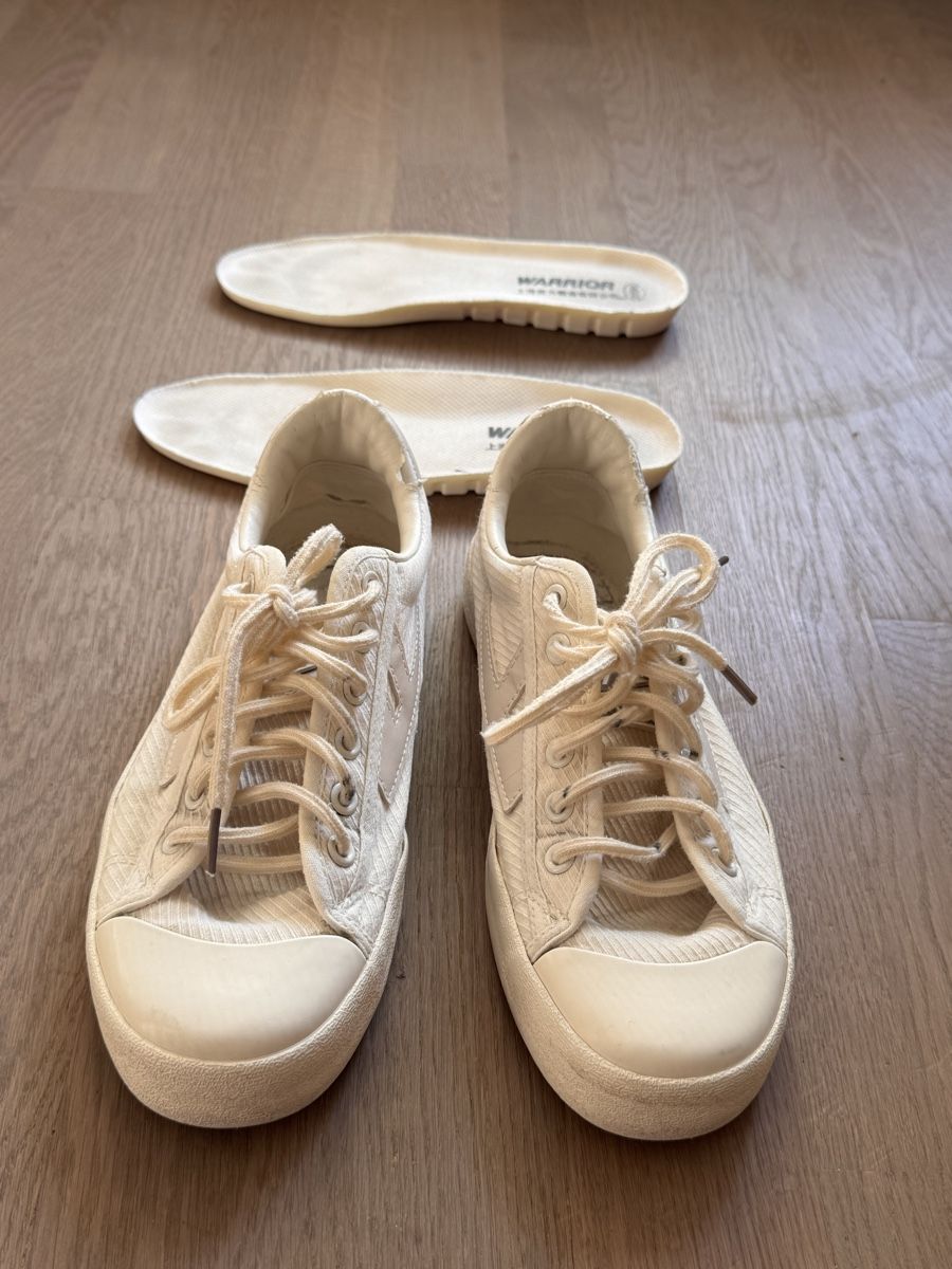 Scarpe da donna: Warrior Sneakers Cream Size 39 Used – Usato da Zürich venduto da tan_7szg 5