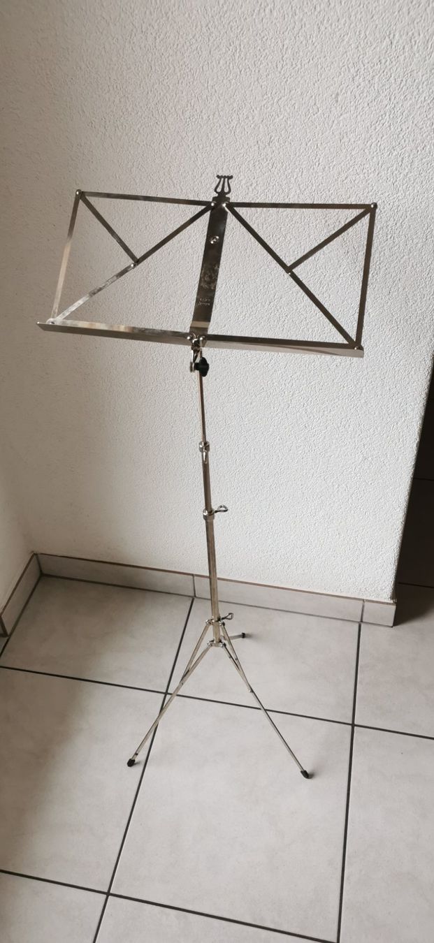 Treppiedi & Teste: Notenständer Metall – Usato da Wädenswil venduto da sonja.gischig