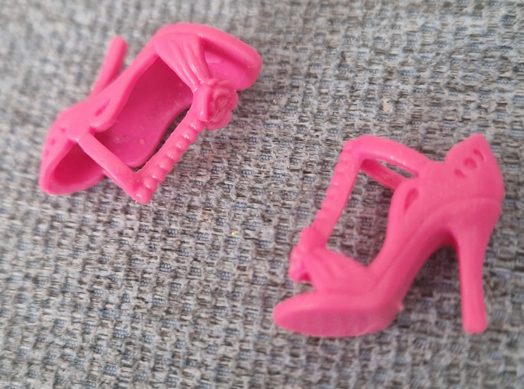 Bambole: chaussures pour Barbie – Usato da Couvet venduto da Pioune