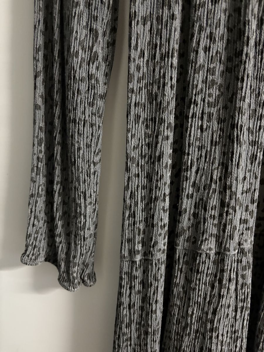 Robes: Graues Kleid mit Leo-Muster – D'occasion à Embrach par ale_v5qn 3