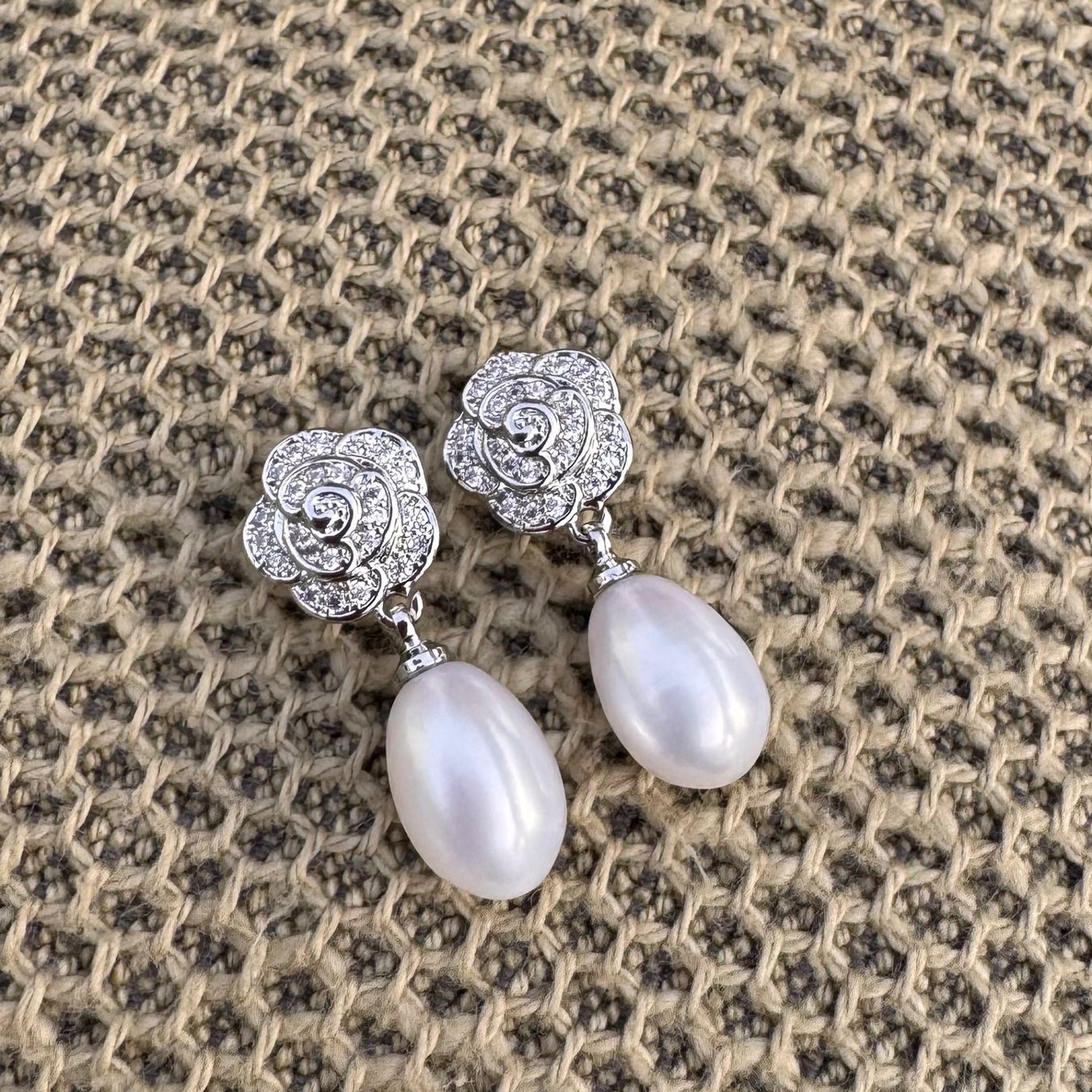 Orecchini pendenti & Orecchini a lobo: Wunderschöne 925 Silber Rosen Süsswasserperlen-Ohrringe – Nuovo e nell'imballaggio originale da Rombach venduto da Ivreajewels 4