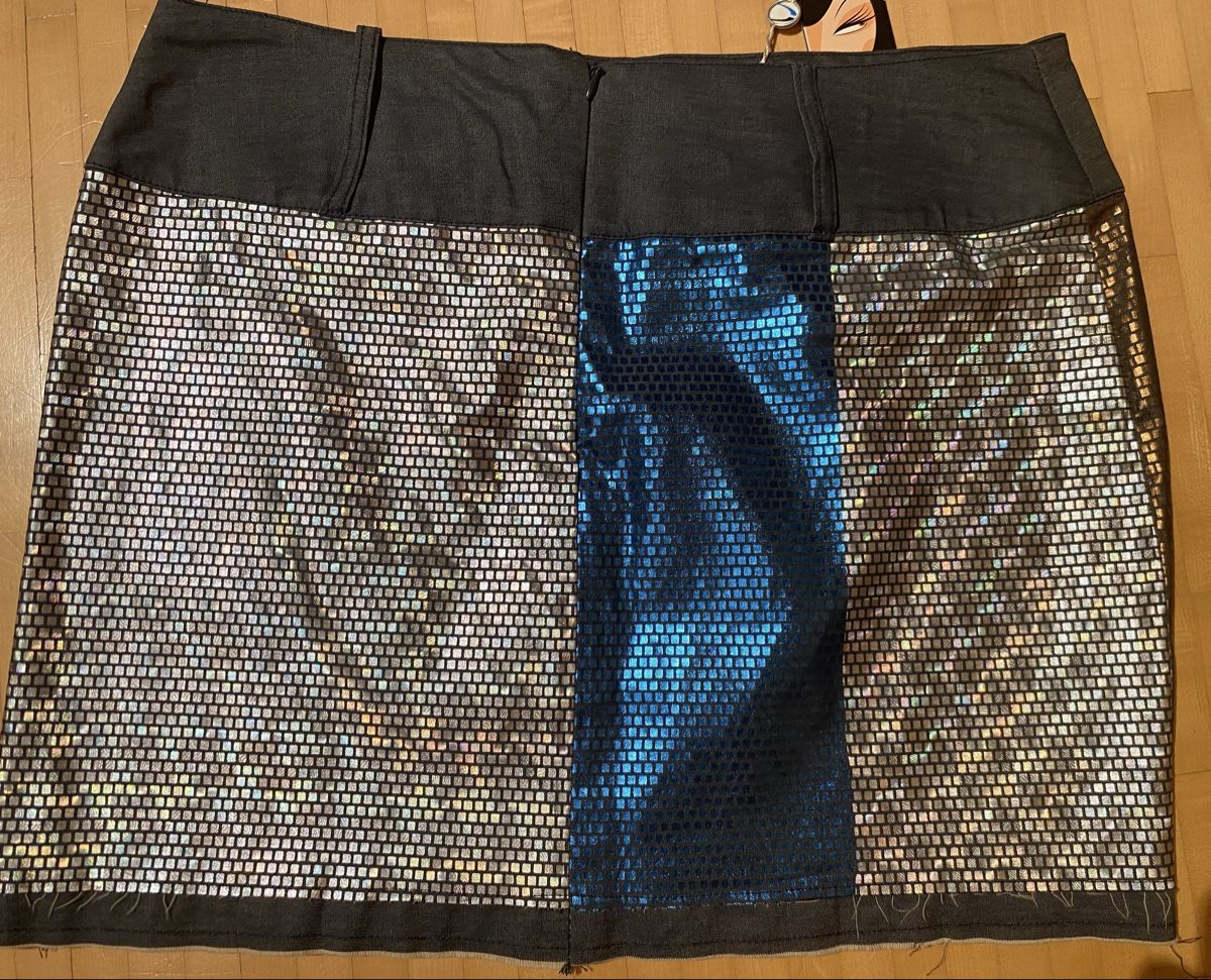 Gonne: Chic Metallic Mini Skirt, New with Tags – Nuovo (secondo la descrizione) da Eggersriet venduto da VintageCouture86 1