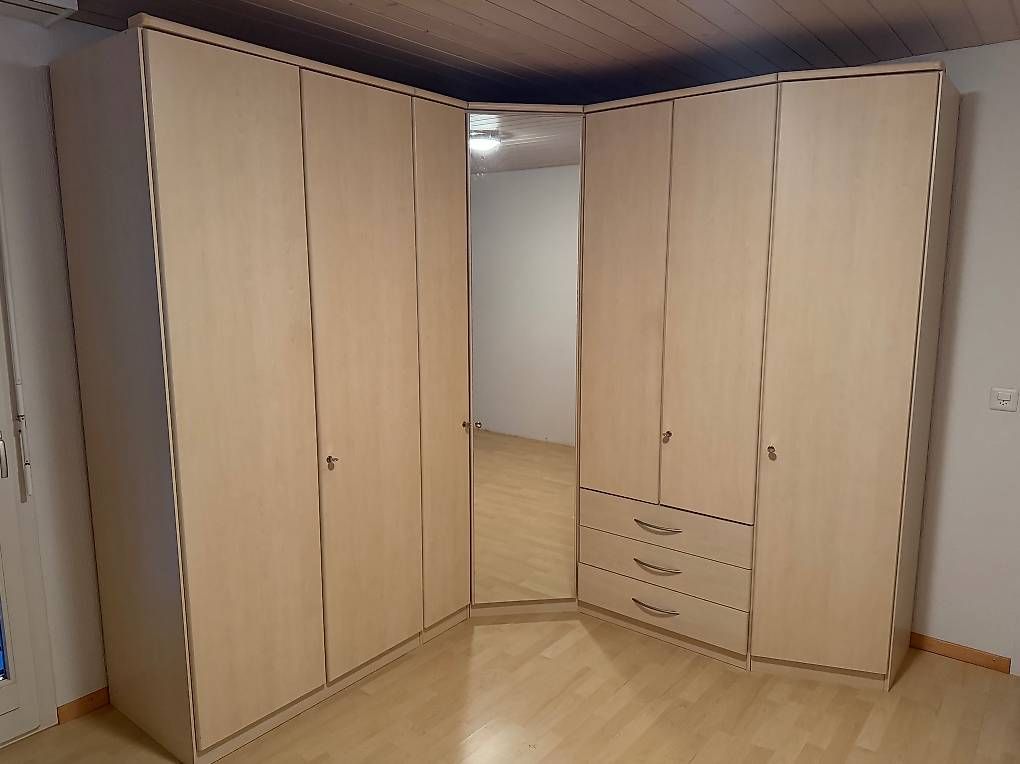 Armadi: Grosser Eckkleiderschrank Ahorn – Usato da Nebikon venduto da udim2013