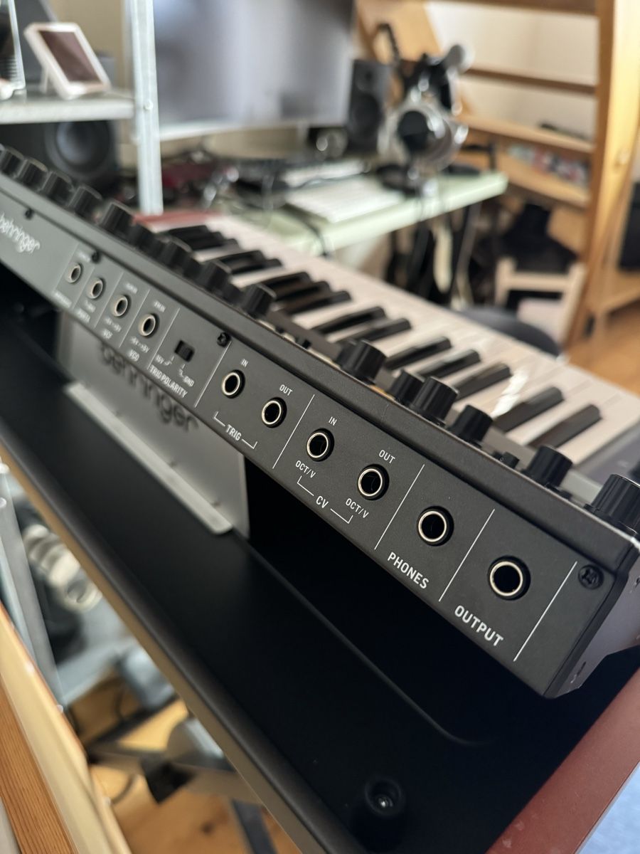 Behringer Strumenti musicali: Behringer MonoPoly synthétiseur comme neuf – Nuovo (secondo la descrizione) da Ollon VD venduto da MusiqueAddict 2