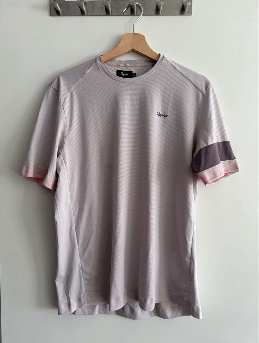 Rapha T-shirt: Rapha Explore Technical T-Shirt – Usato da Ennetbaden venduto da miboo