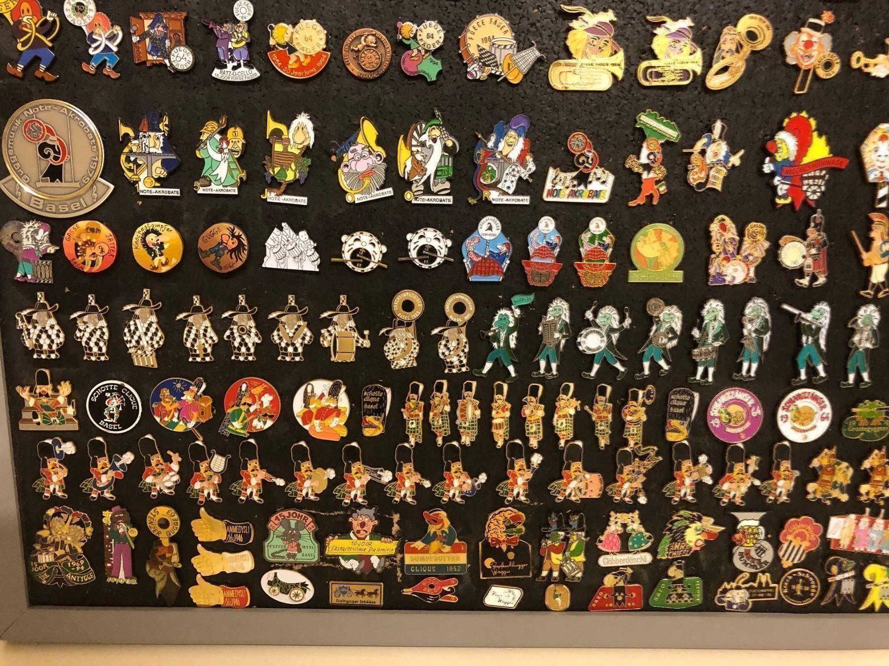 Spille & Fermagli: PIN-Sammlung Baslerfasnacht – Usato da Muttenz venduto da Gucci2005 3