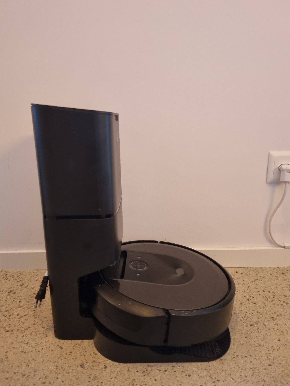 Irobot Aspirateurs & Accessoires: Aspirateur Robot iRobot Roomba i7+ – D'occasion à Crissier par nkummer1 3