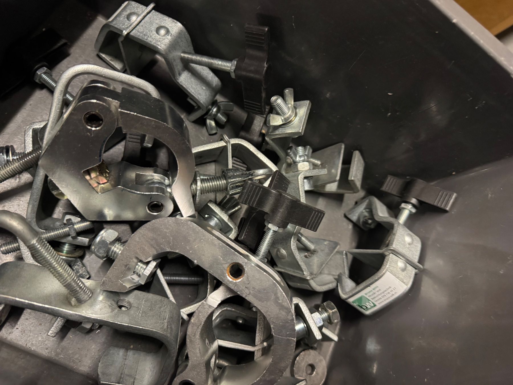 Supporti a parete: Kiste Clamps und Rohrschellen – Usato da Eiken venduto da Skylight