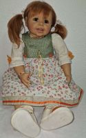 Samler oder Spielpuppe mit rotem Haar und Blumenkleid gebrau