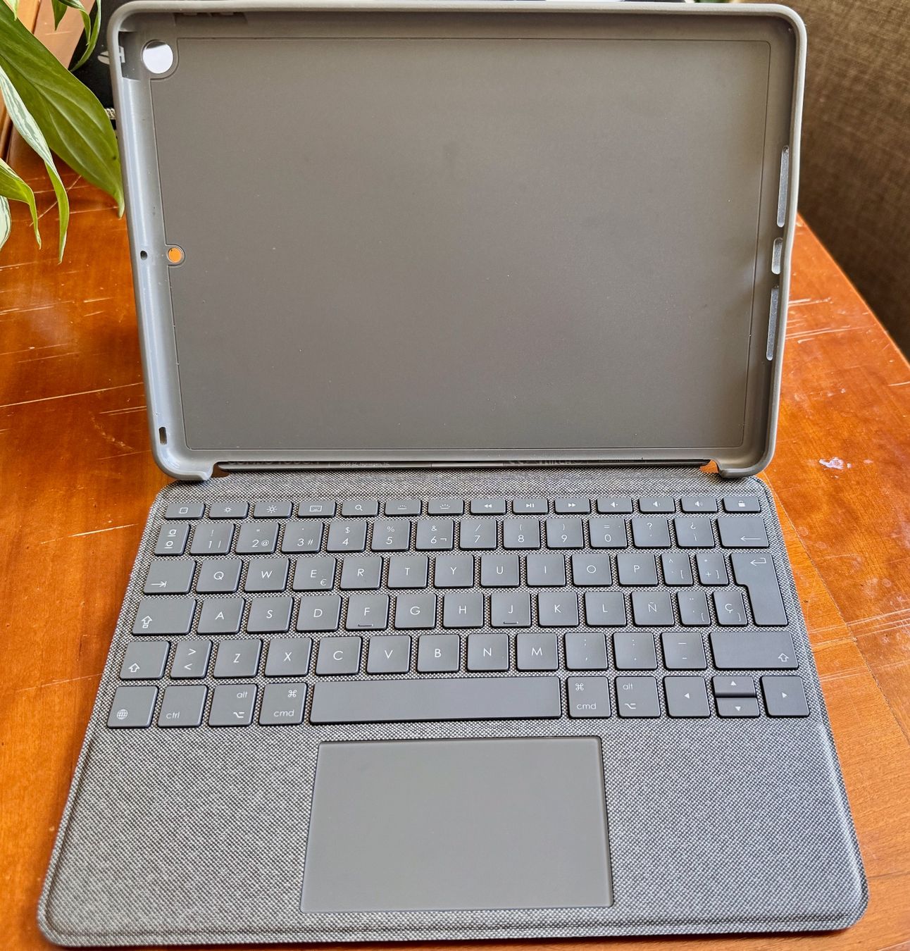 Logitech Tastaturen: Logitech Combo Touch + Crayon Bundle – iPad 7./8./9. Generat – Gebraucht aus Luzern von roe_5wgj