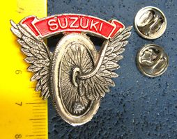 SUZUKI MOTORRAD 2NÄGEL PIN GEPRÄGT CUTOUT VINTAGE GESTEMPELT