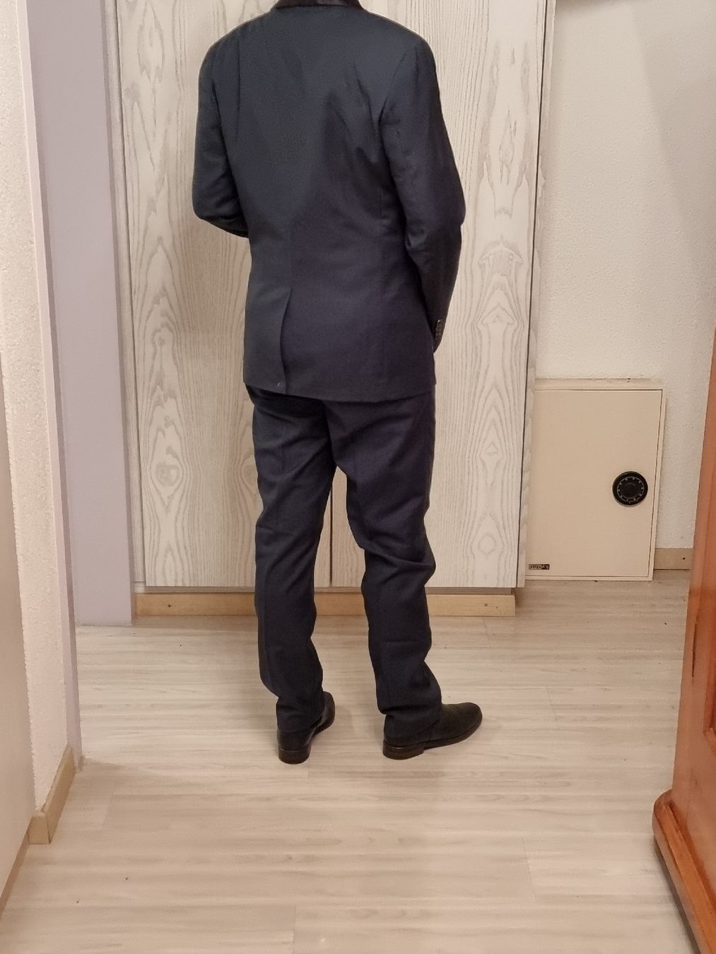 Anzüge: Herrenanzug mit Gilet – Neu und originalverpackt aus Uetendorf von .Eidgenosse. 3