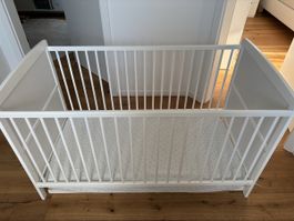 tolles Kinderbett mit gepflegter Matratze, Molton und Duvet